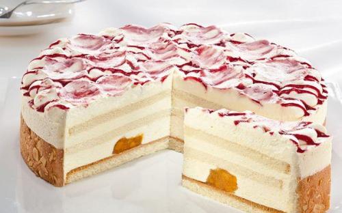 Торт “Персиковый пломбир”Три светлых бисквита, наполненных персиковыми сливками. Прослойка из персиковой начинки, можно с другими фруктами
