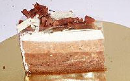 Три шоколада - Великолепный бисквитный торт с муссом из трех видов шоколада – черного горького, молочного и белого.