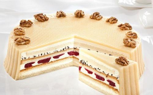 Амаретто Эксклюзивный кремовый торт для гурманов. Четыре слоя светлого бисквита с кремом Амаретто, кусочками шоколада и ароматной малиной.